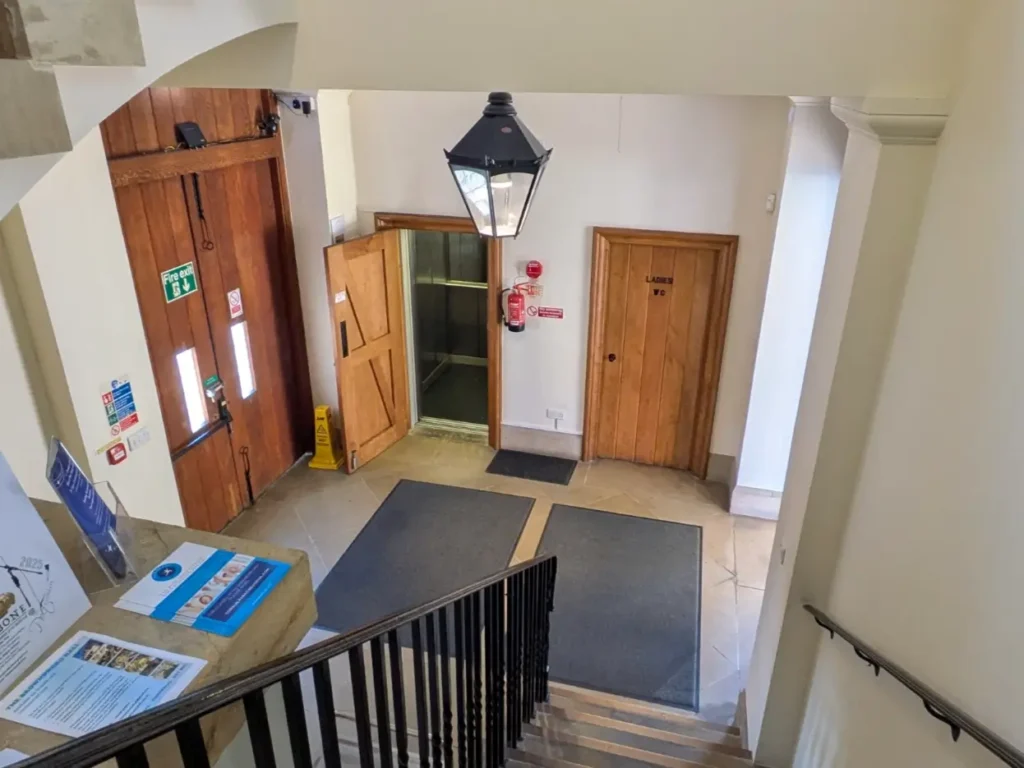 2 Entrance lobby from stairs